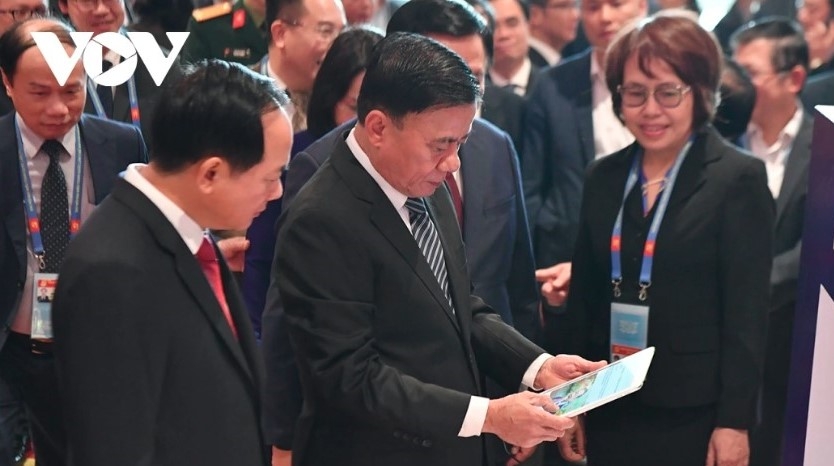 Leaders visit exhibition and attend special stamp release marking Party Congress